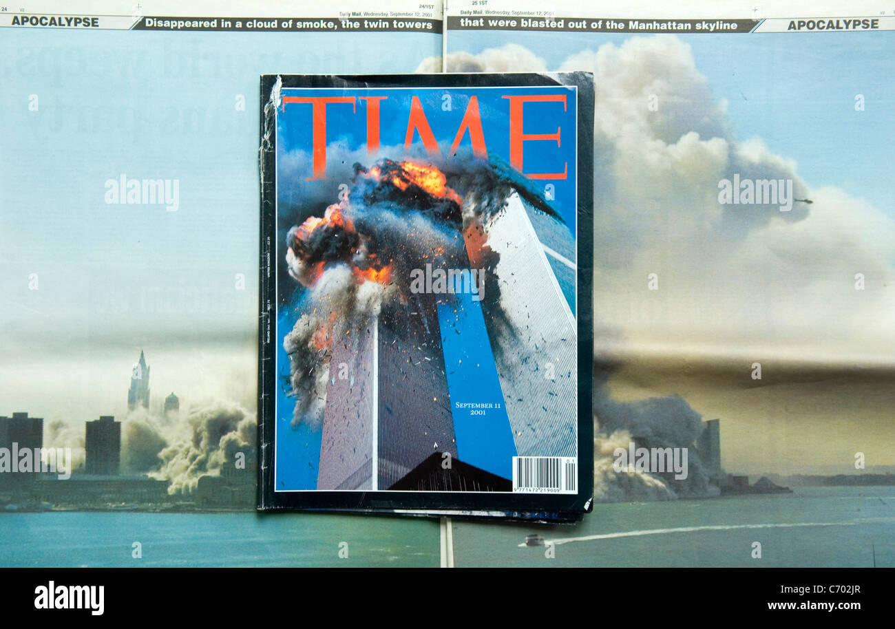 Giornali e ritagli di giornale intorno al tempo degli attacchi terroristici in America il 11 settembre 2001. Solo uso editoriale Foto Stock