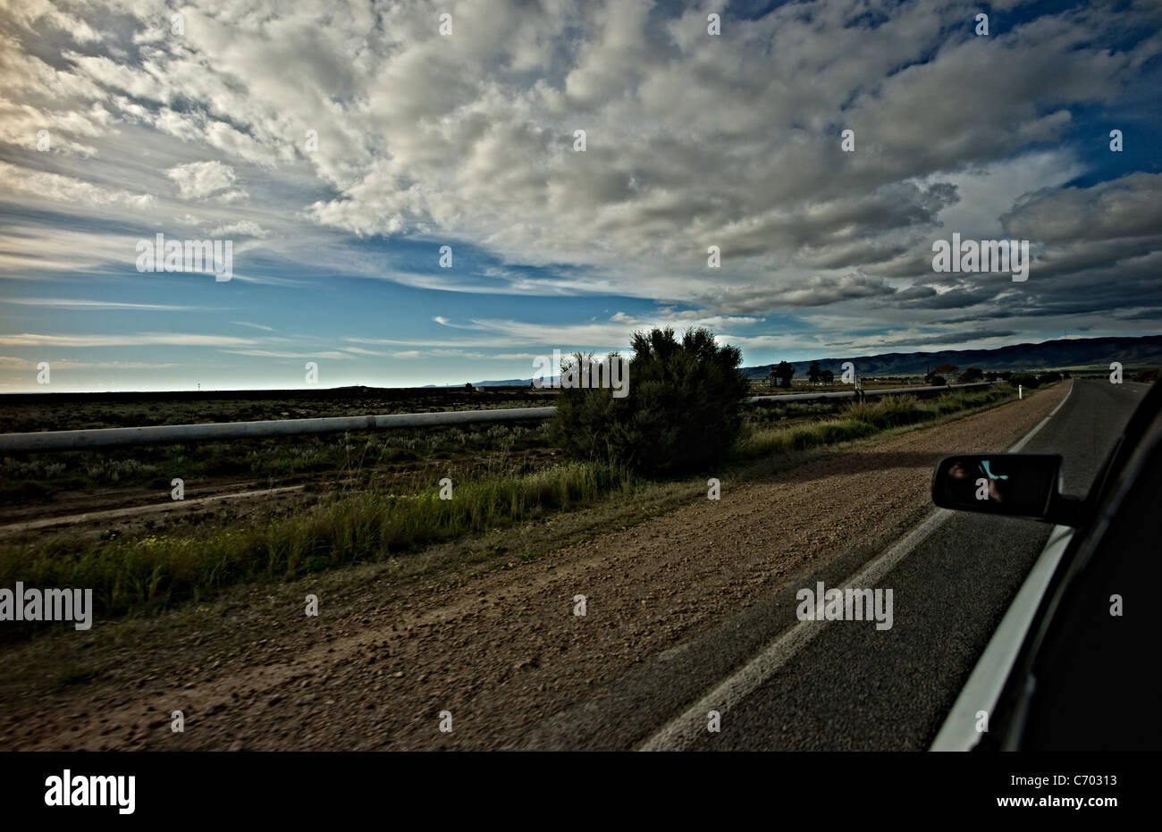 Scena dal finestrino della campagna espansiva. Il cielo blu con nuvole, viaggi su strada di libertà Foto Stock