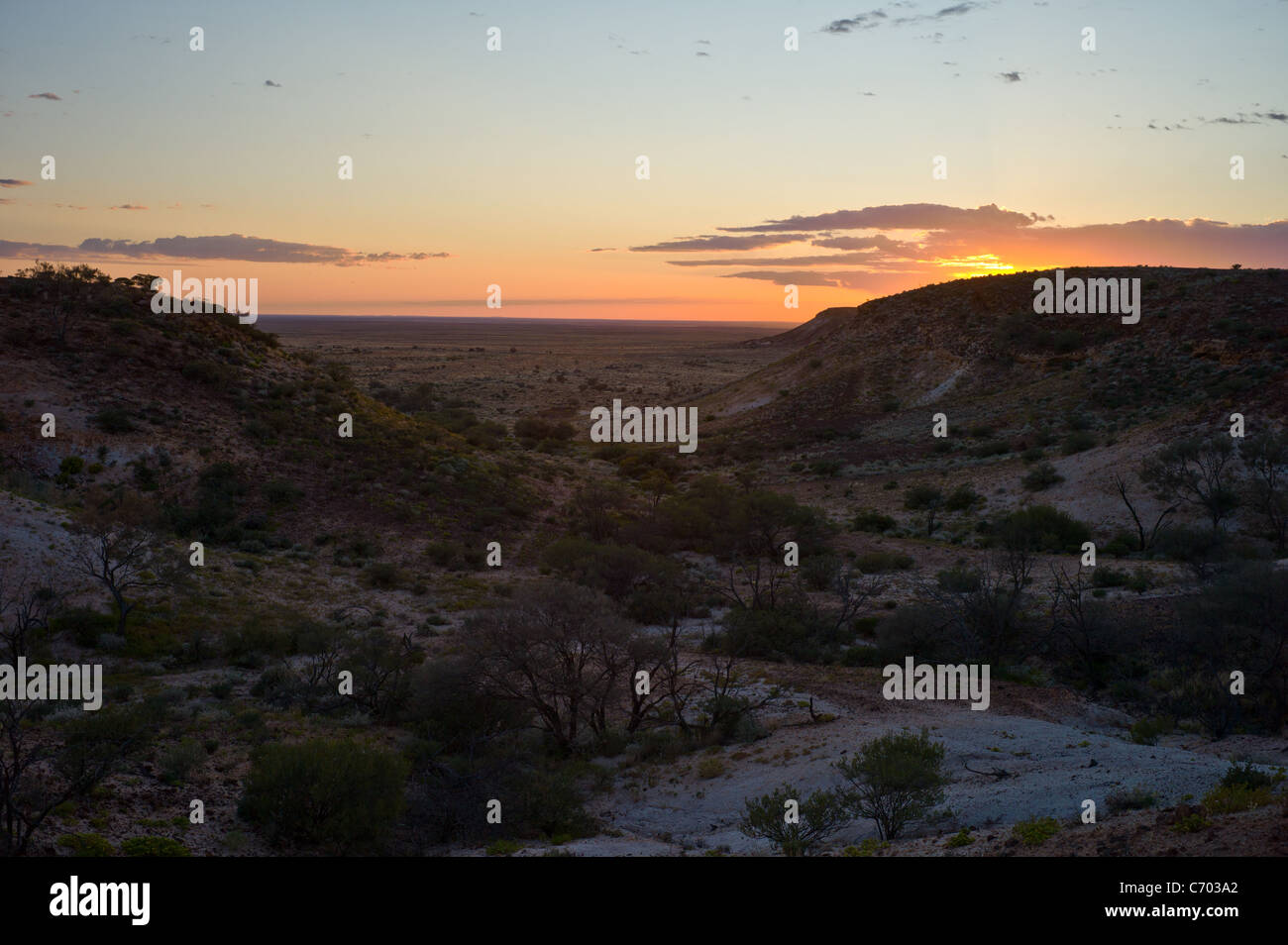 Sunrise scena a distacchi vicino a Coober Pedy, Sud Australia. Paesaggio, scenario desertico, morbida luce mattutina. Foto Stock