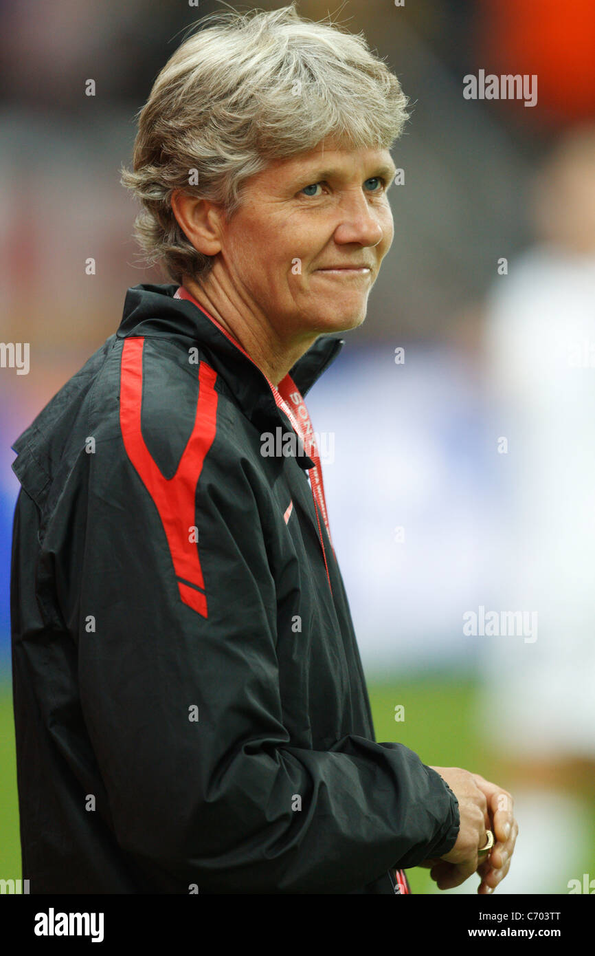Stati Uniti head coach Pia Sundhage orologi warmups team prima del 2011 le donne di Coppa del Mondo di calcio finale contro il Giappone. Foto Stock