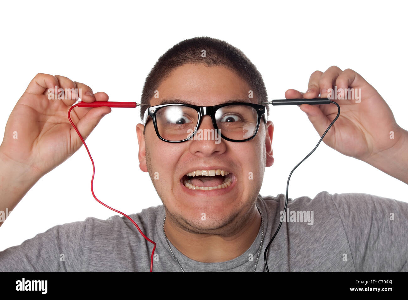 Un uomo goofy indossando occhiali nerd isolato su bianco con un espressione divertente sul suo volto. Foto Stock