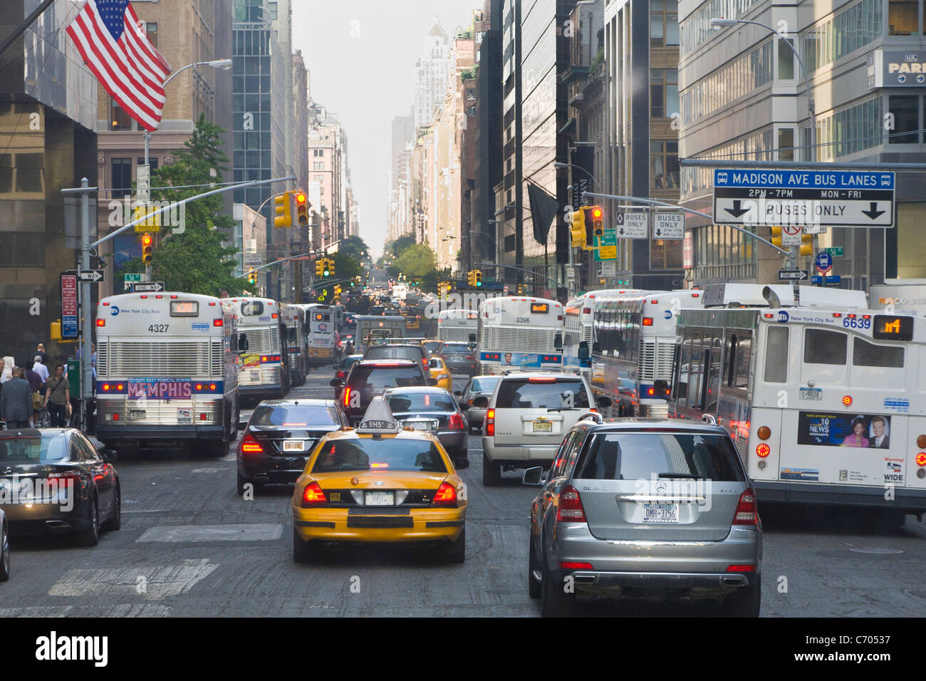 Il traffico e i pedoni sulla città affollate strade di Manhattan a New York City Foto Stock
