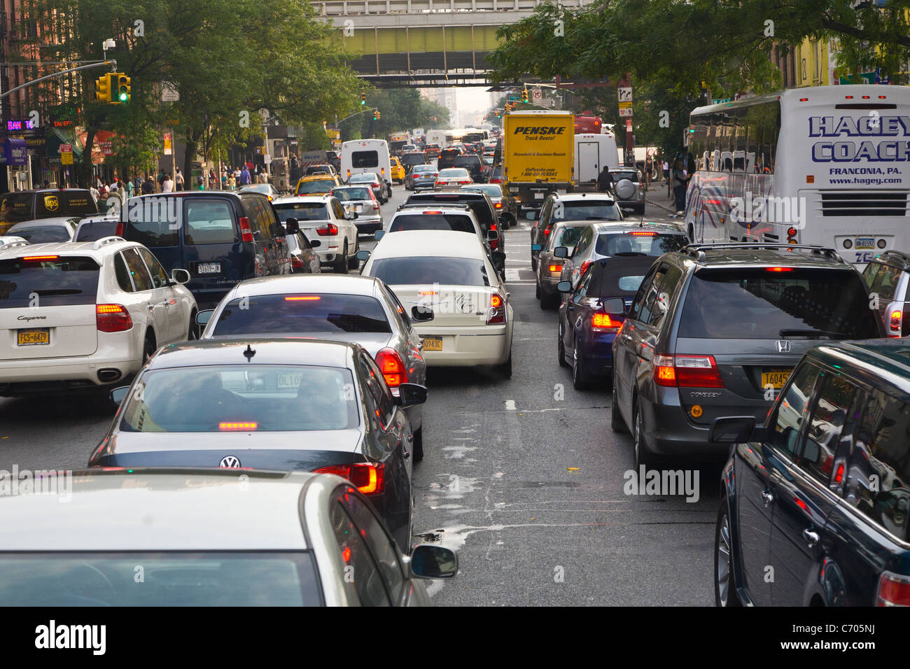 Il traffico e i pedoni sulla città affollate strade di Manhattan a New York City Foto Stock