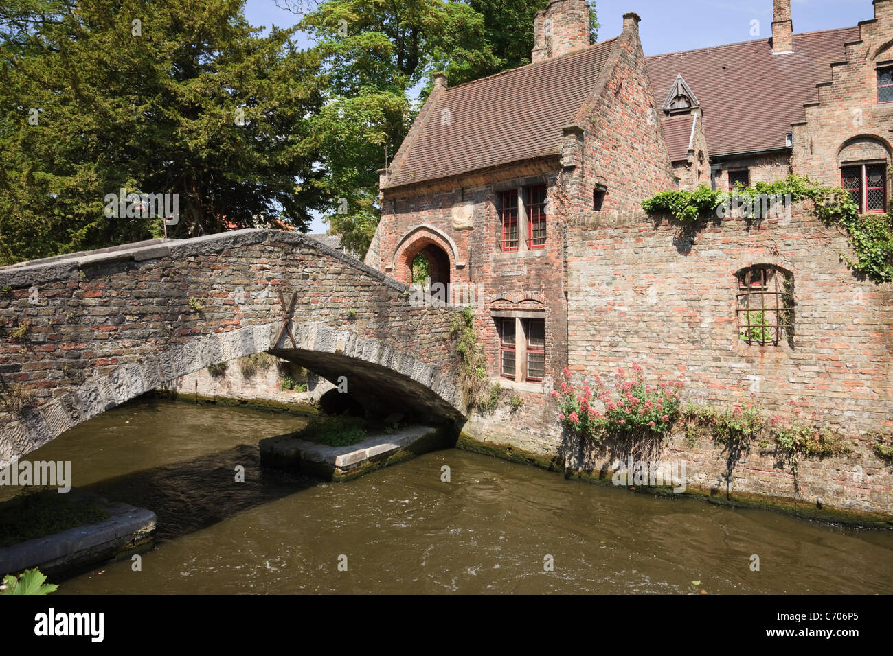 Arantspark, Bruges, Fiandre Orientali, Belgio, Europa. St Bonifacius ponte sopra il Den Dijver canal (Bonifaciusbrug). Foto Stock