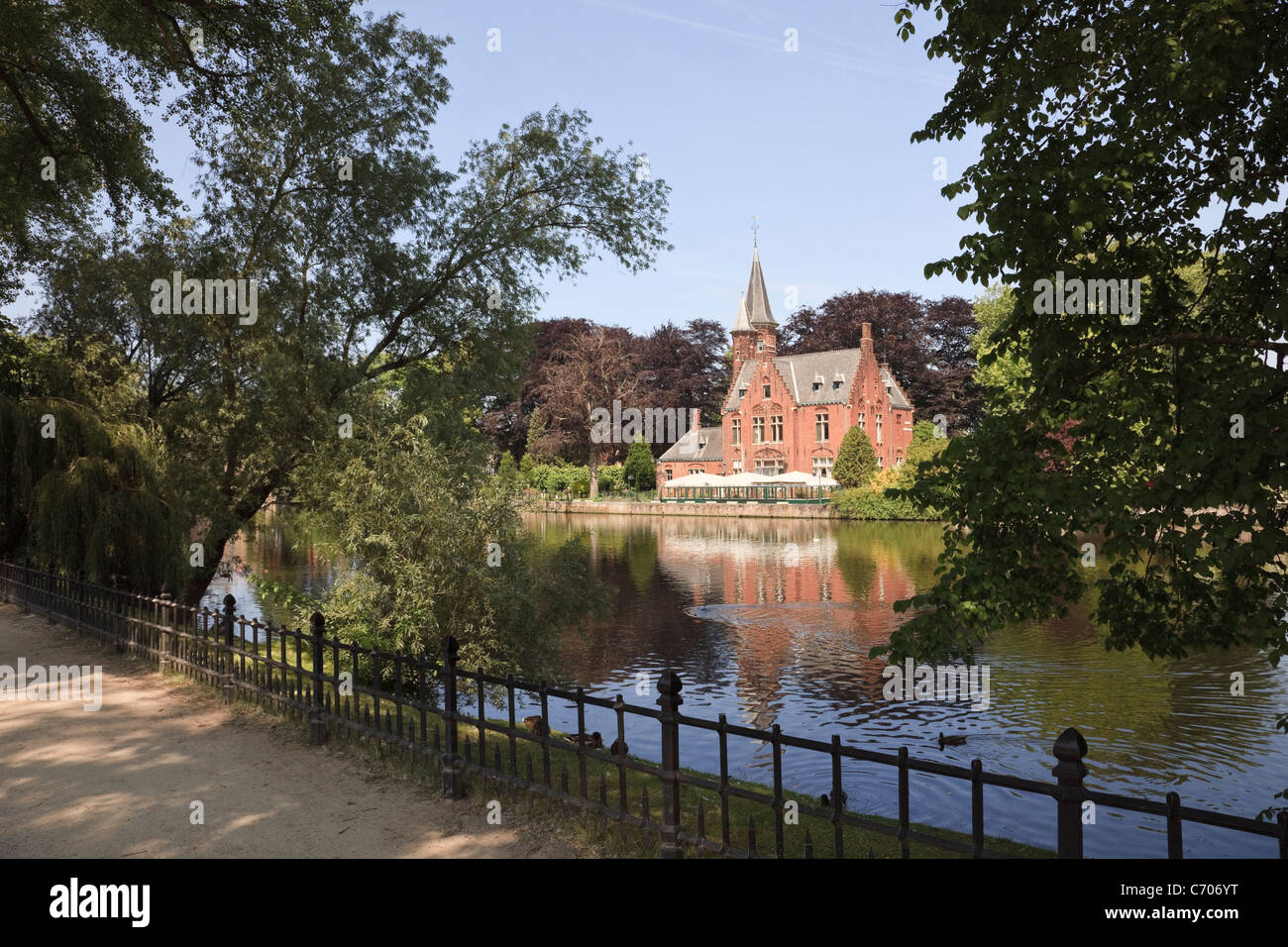 Parco Minnewater, Bruges, Fiandre Orientali, Belgio, Europa. Vista attraverso gli alberi attraverso Minnewater lago, noto come il lago dell'amore. Foto Stock