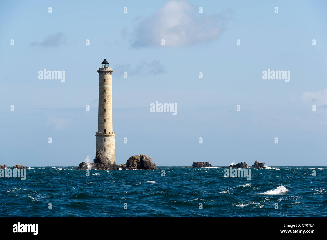 Faro di Les Héaux de Bréhat rocce in Bretagna, Francia, come si vede dal passaggio di un yacht. Foto Stock