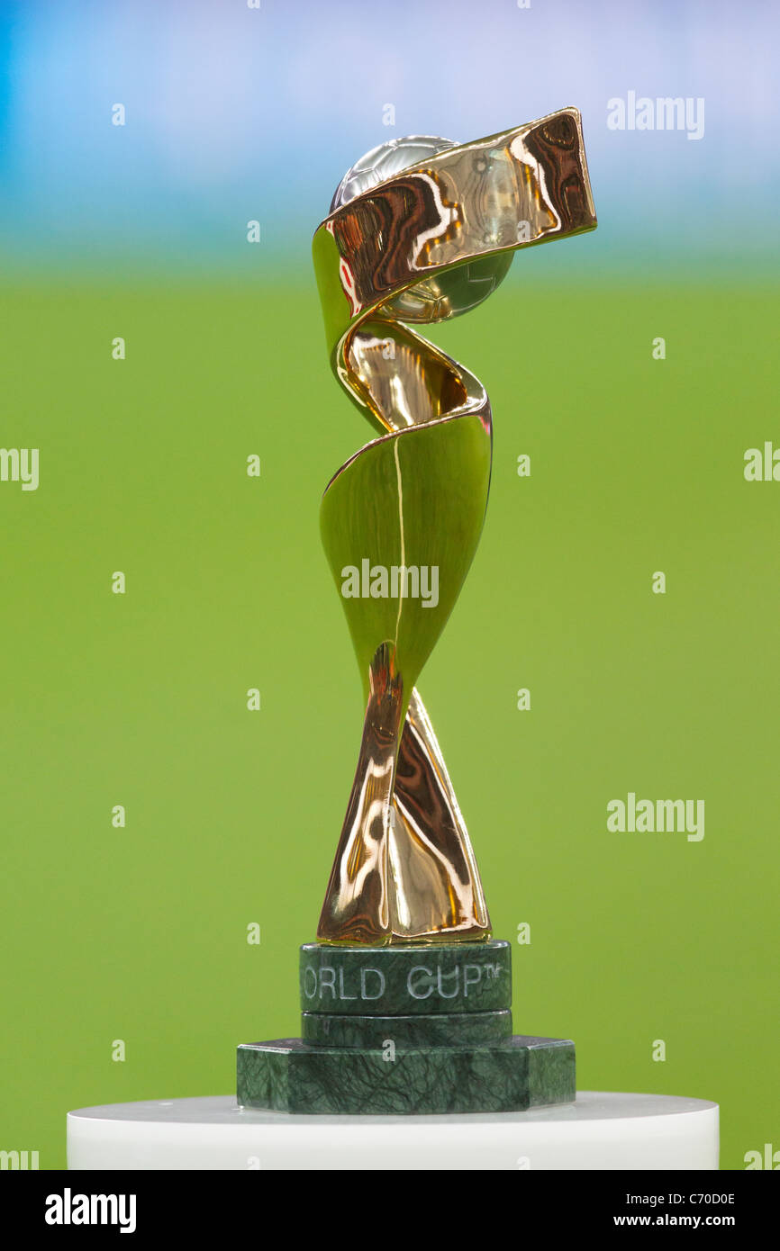 Il trofeo della Coppa del mondo femminile FIFA viene visualizzato prima dell'inizio della partita finale del torneo tra Stati Uniti e Giappone il 17 luglio 2011 allo stadio della Coppa del mondo femminile FIFA di Francoforte, Germania. Solo per uso editoriale. Nessun push all'utilizzo del dispositivo mobile. Uso commerciale vietato. (Fotografia di Jonathan Paul Larsen / Diadem Images) Foto Stock