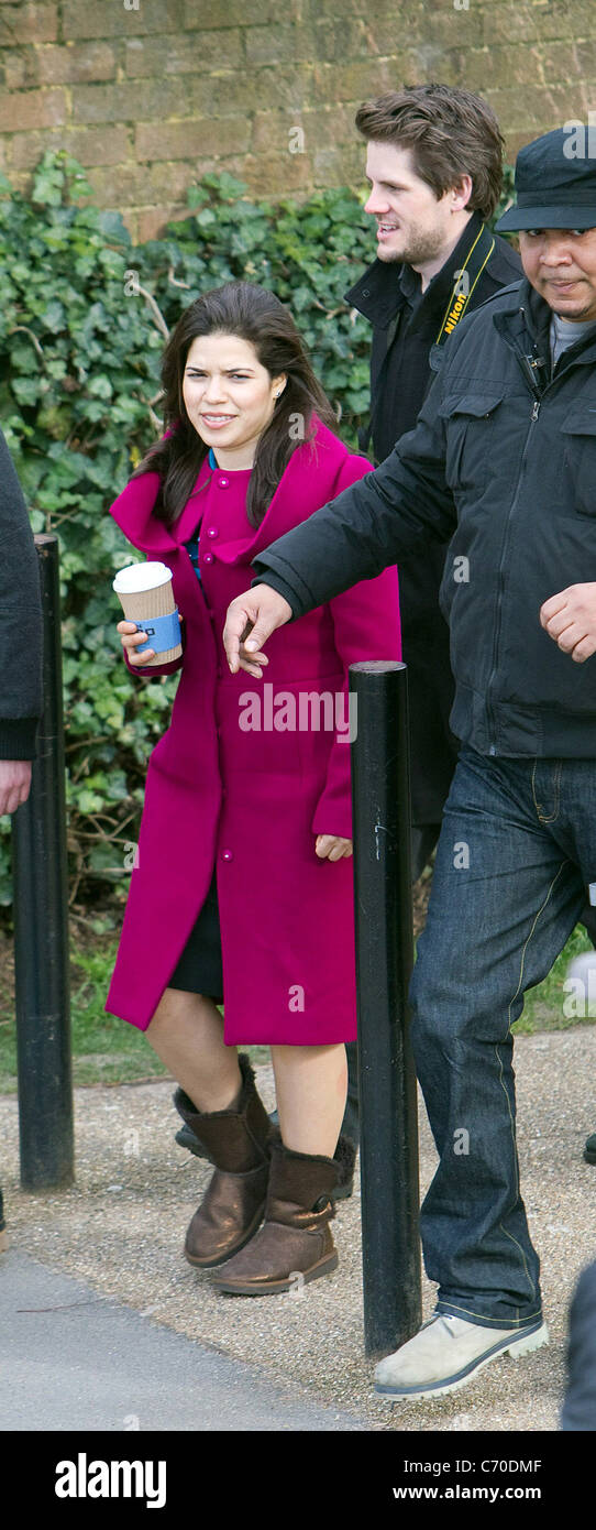 America Ferrera America Ferrera riprese sulla posizione per l'ultimo episodio di 'Ugly Betty' vicino alla Cattedrale di St Paul, Londra Foto Stock