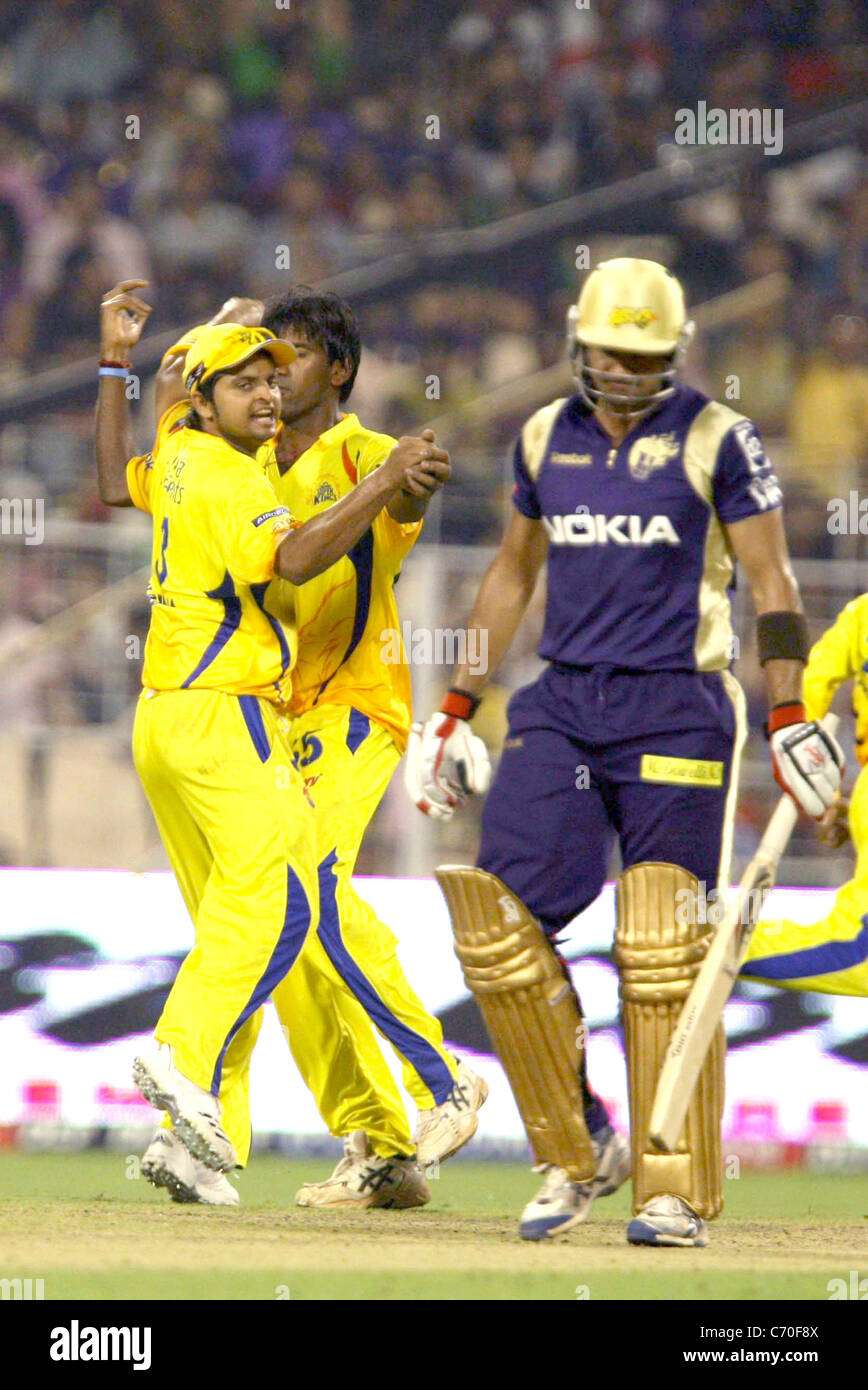 Chennai Super Kings giocatori Lakshmipathy Balaji festeggia con i compagni di squadra dopo aver preso il paletto Knight Rider Owais player Foto Stock