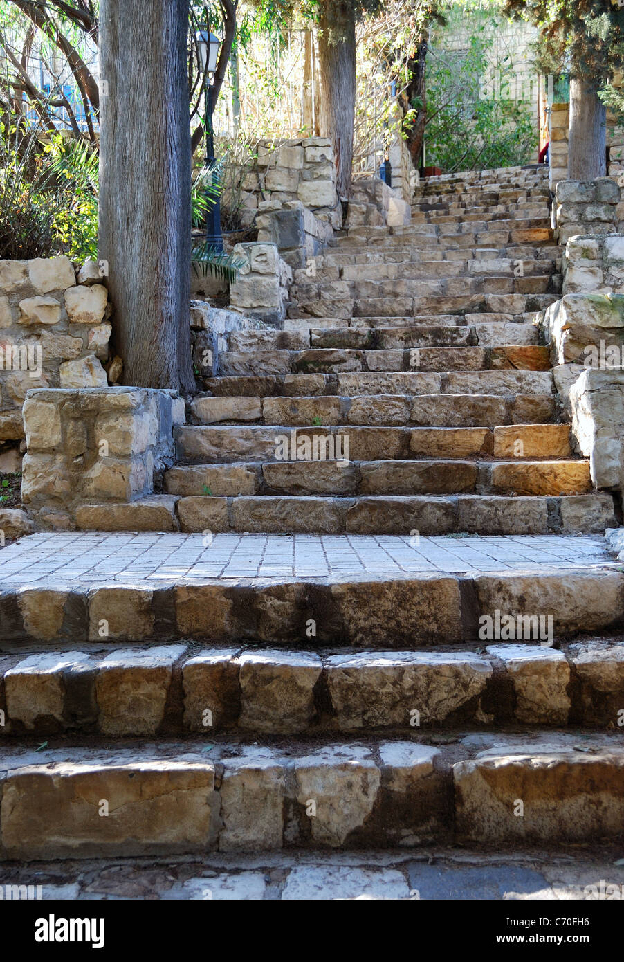 Pietre antiche scale che conducono. Rosh Pinna, Israele. Foto Stock