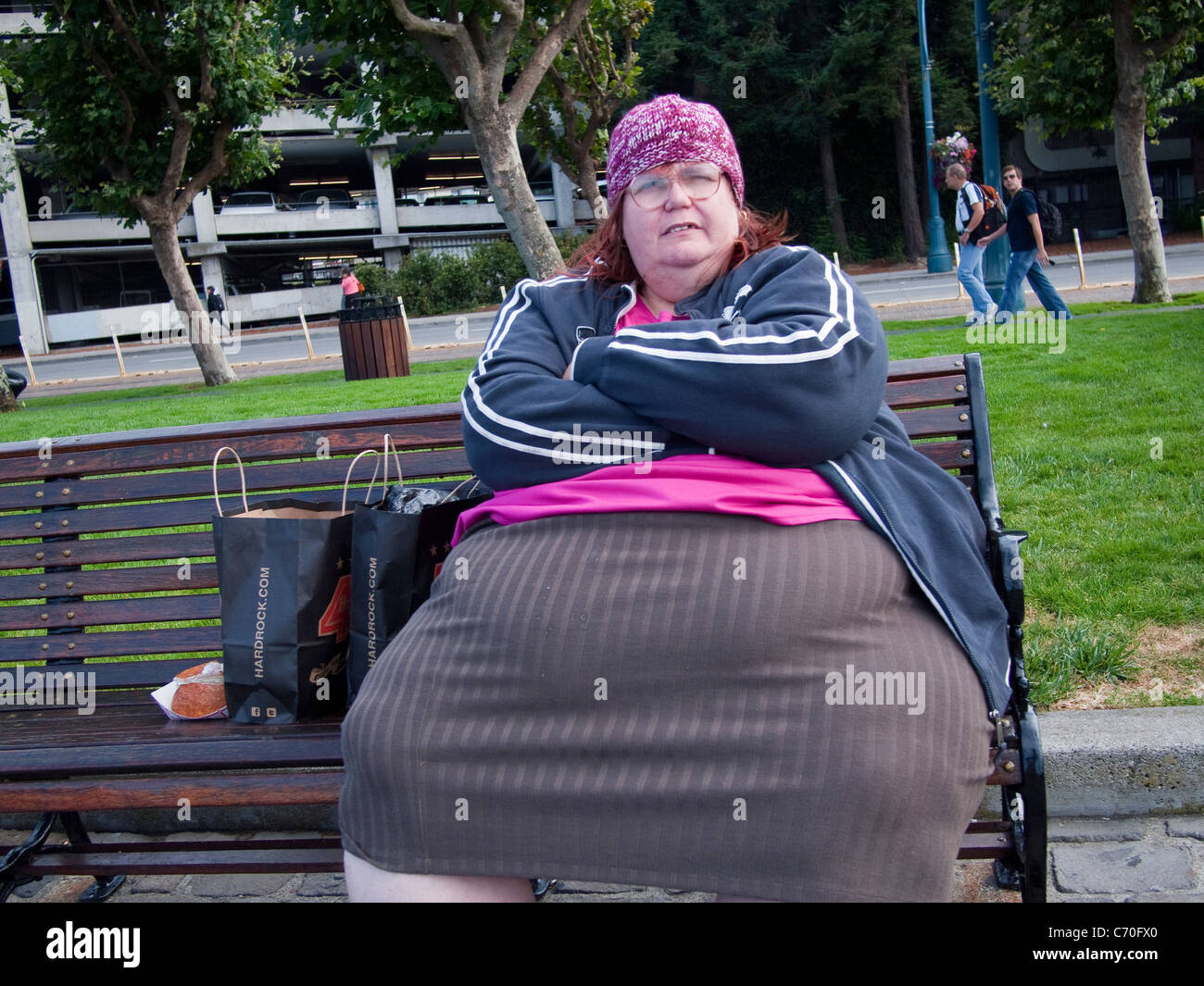 Signora obesi su una panchina nel parco di San Francisco, California Foto Stock