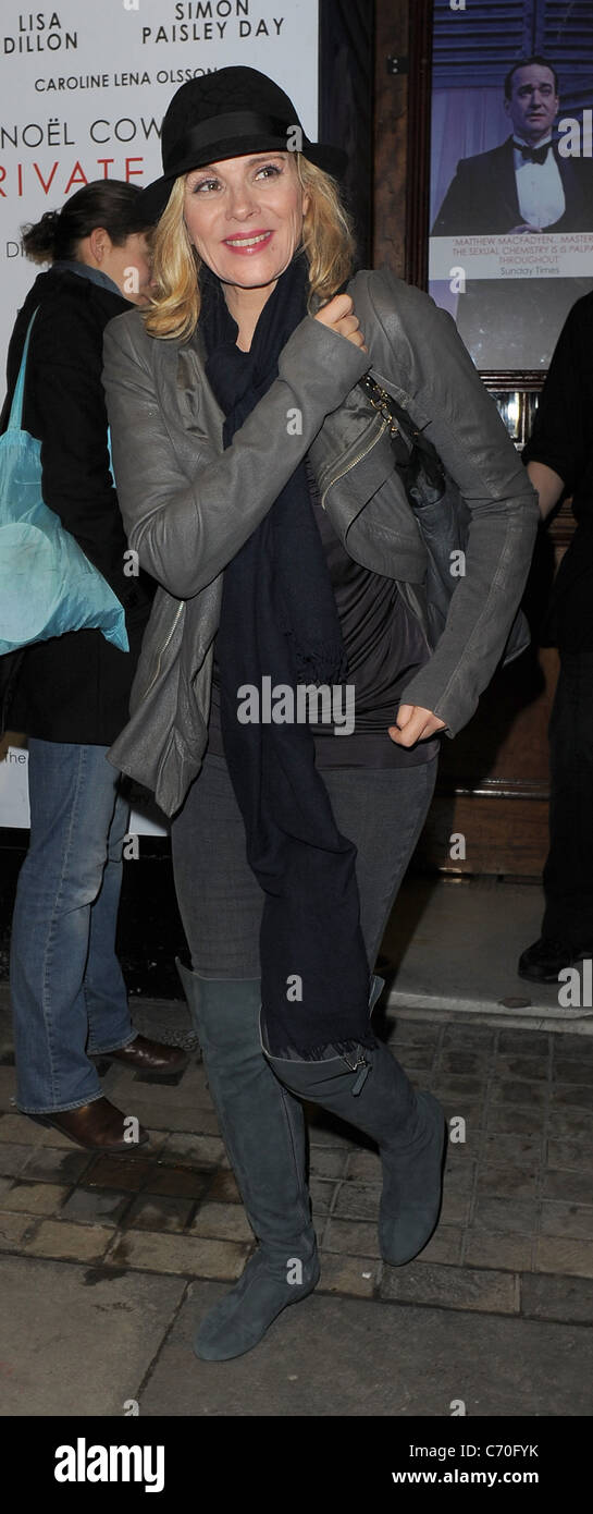 Kim Cattrall è tutto sorrisi come lei lascia il Vaudeville Theatre attraverso lo sportello anteriore, indossando un cappello trilby, avendo eseguito in Foto Stock