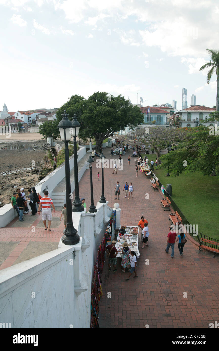 I turisti ad esplorare il Casco Antiguo (area storica) di Panama City, Panama. Foto Stock