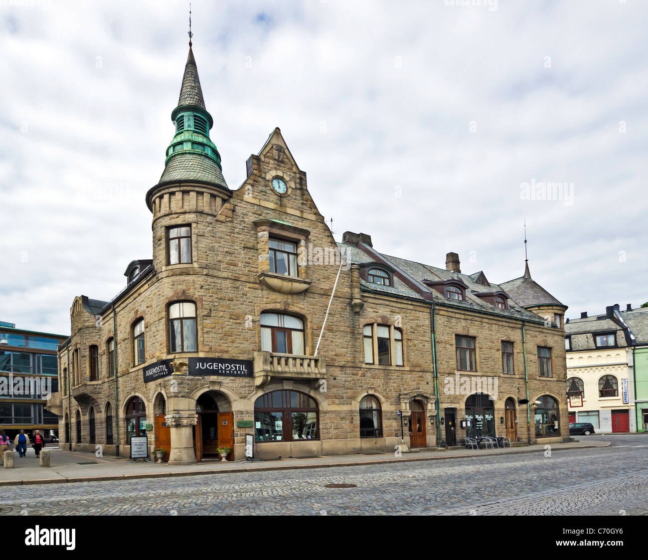 Lo Jugendstil Senteret in Apotekergata dal porto vecchio di Aalesund Norvegia Foto Stock