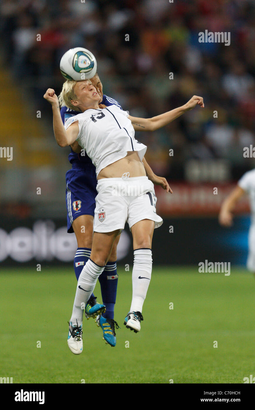 Megan Rapinoe degli USA (r) salta per una testata contro Homare Sawa del Giappone (l) durante il 2011 FIFA Coppa del Mondo Donne finale. Foto Stock