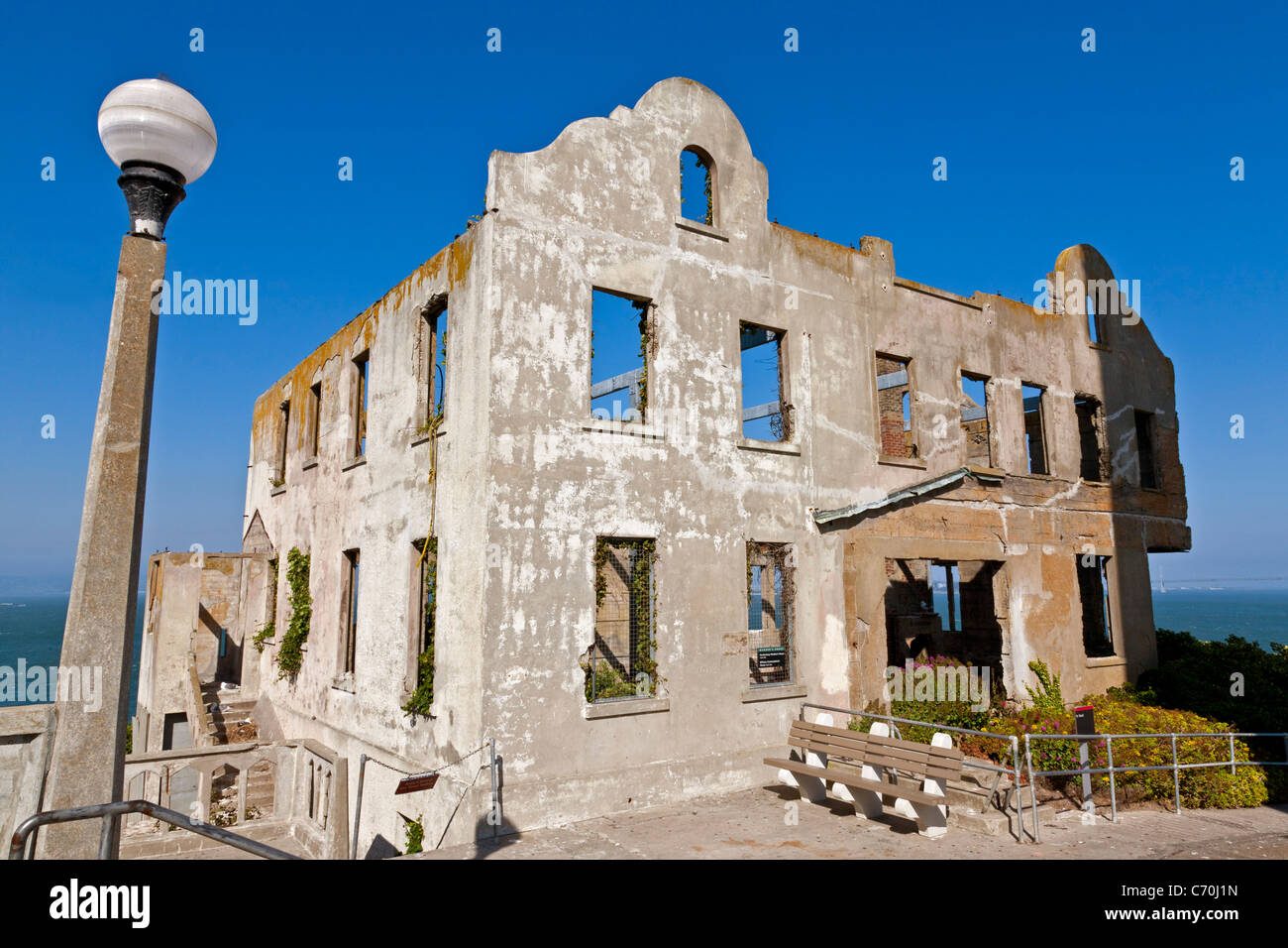 I derelitti Warden's House, la prigione di Alcatraz, Isola di Alcatraz e la baia di San Francisco, California, Stati Uniti d'America. JMH5236 Foto Stock