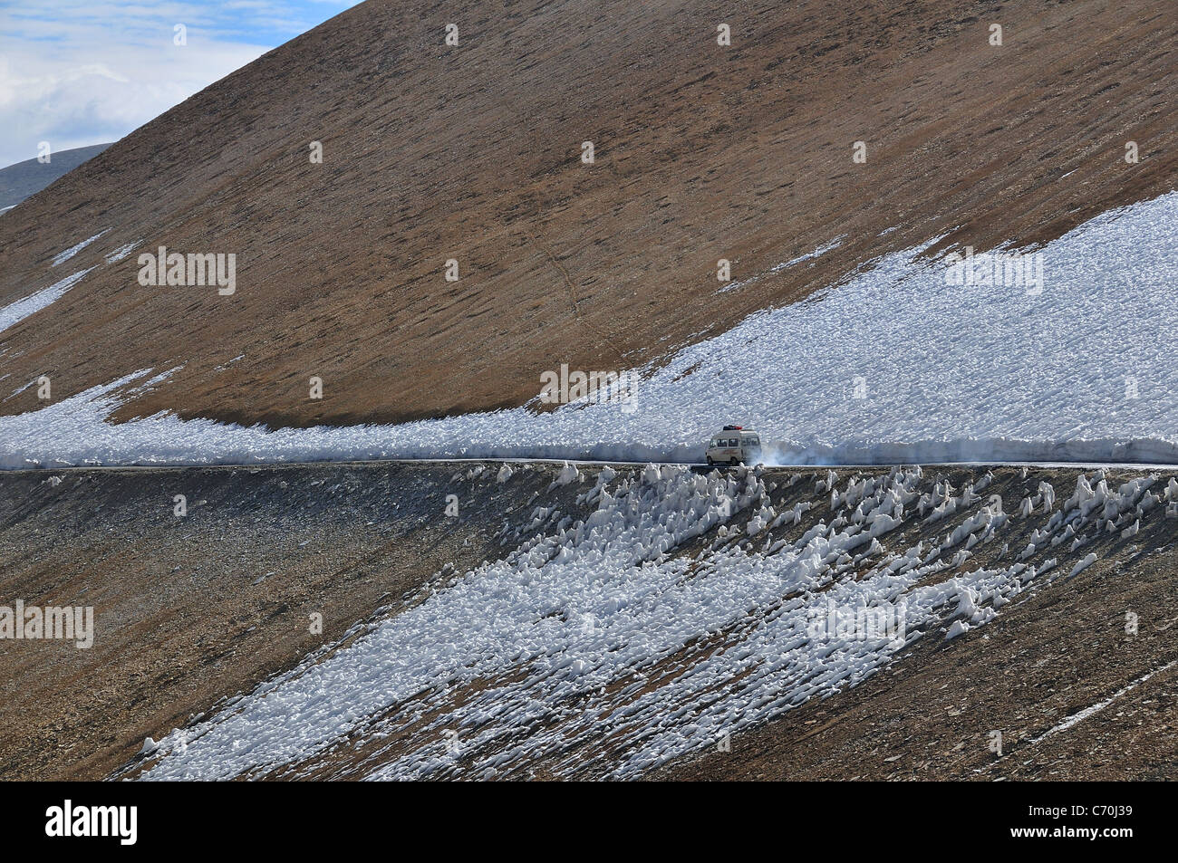 Bus Nimi andare Leh - Manali autostrada. Taglang La pass è seconda più passare nel mondo. Foto Stock