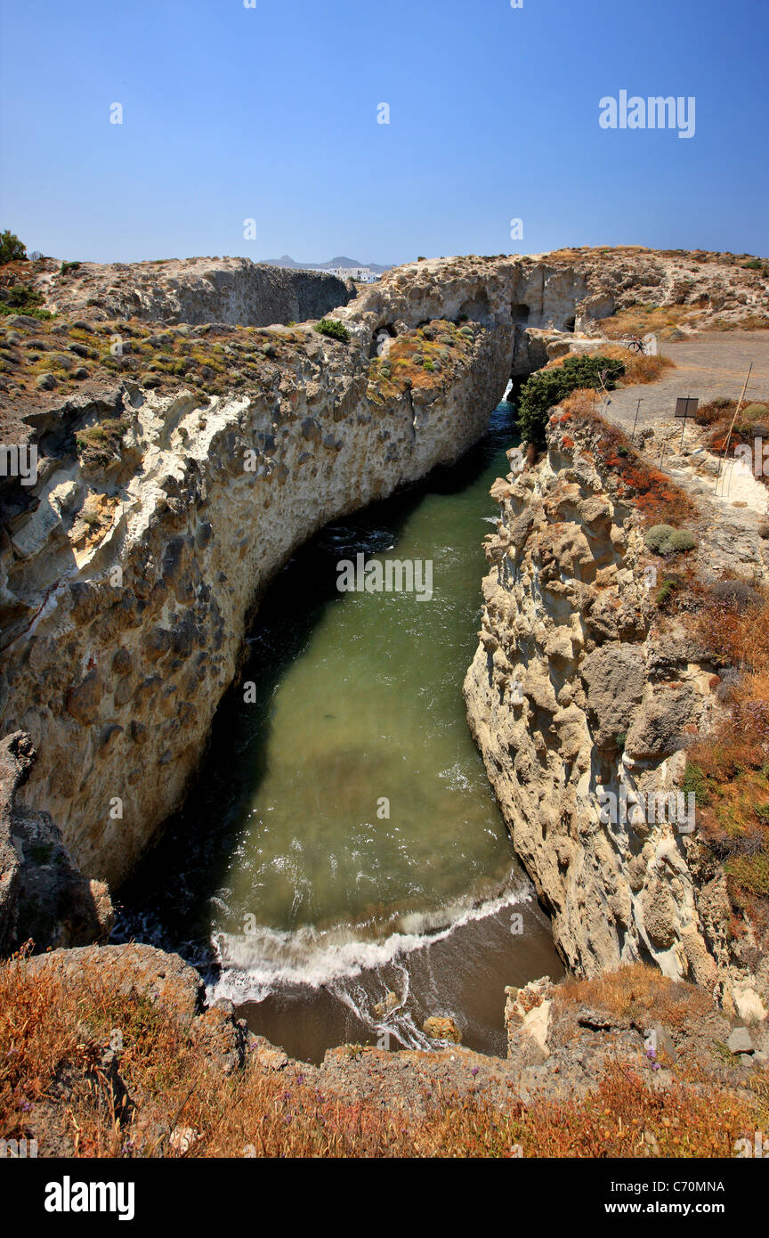 Isola di Milos, Grecia. Papafrangas 'cavebeach' una naturale 'pool, lato nord ovest di Milos, a circa 4 km dal villaggio di Pollonia. Foto Stock