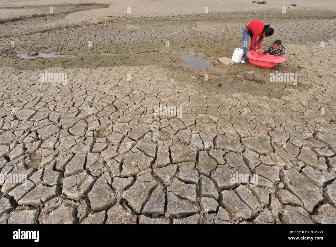 Siccità lascia i cittadini cinesi una situazione di grave penuria di acqua di milioni di persone nel sud-ovest della Cina sono rivolta verso l'acqua potabile Foto Stock