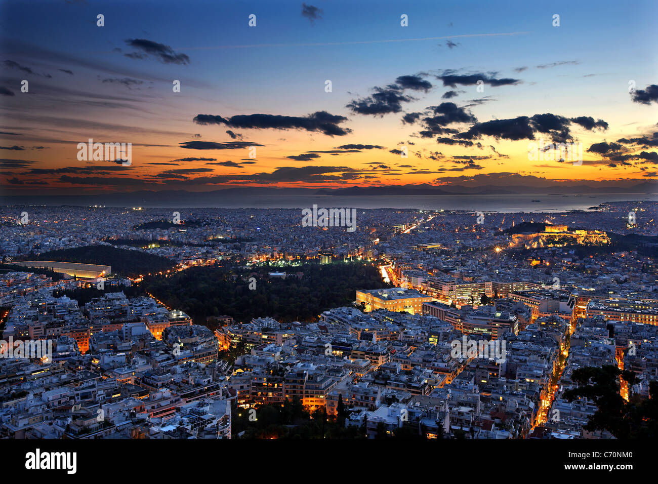 Vista panoramica della città di Atene dal Colle Lycabettus, dopo il tramonto. La Grecia Foto Stock