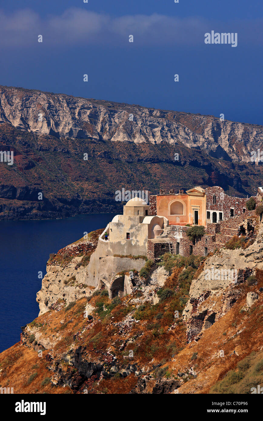 La chiesa di San Nicola a destra sopra la caldera sul bordo del villaggio di Oia, isola di Santorini, Cicladi Grecia Foto Stock