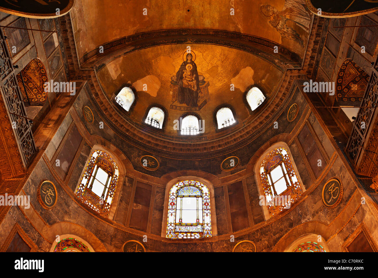 Un bellissimo affresco (mosaico) della Vergine Maria tiene nelle sue mani il bambino Gesù. Foto scattata in Hagia Sofia, Istanbul. Turchia Foto Stock