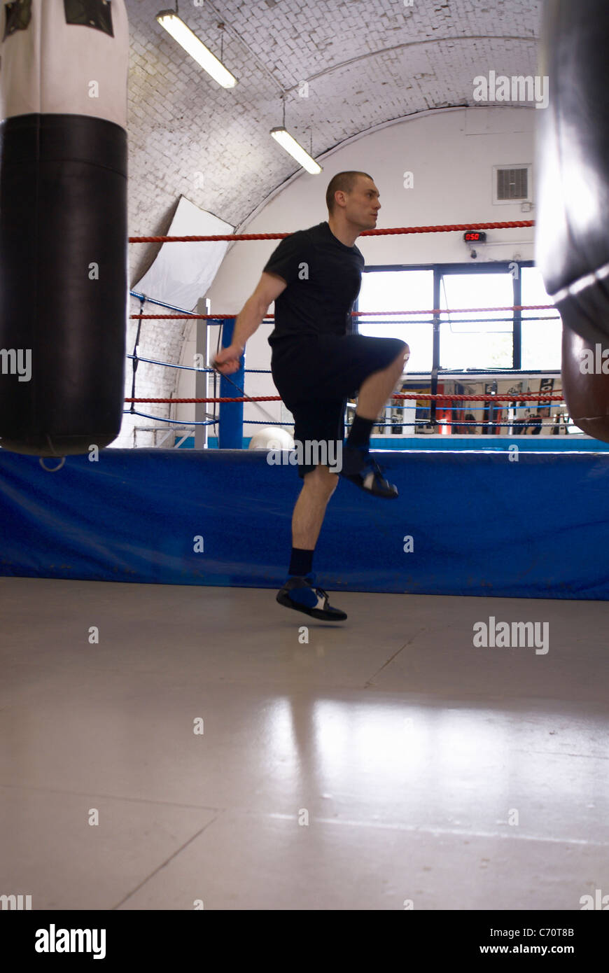Boxer salto con la corda in palestra Foto stock - Alamy