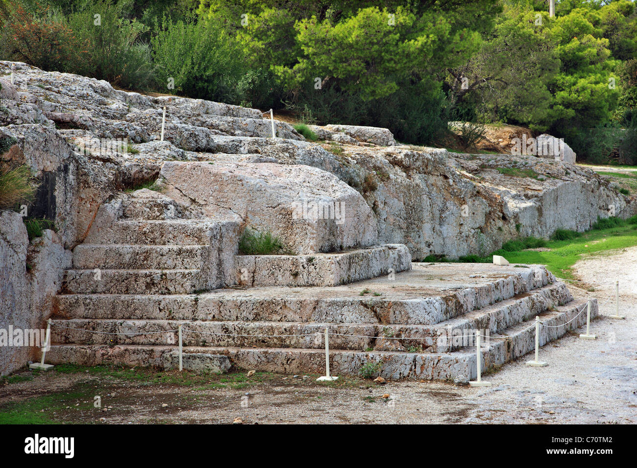 Il 'Bema' o 'Vema' della Pnice, dove i gruppi popolari sono state prendendo il posto nell'antica Atene, Grecia. Foto Stock