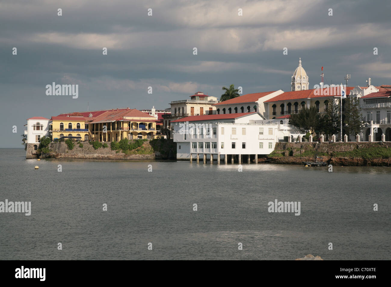 Vista dal Casco Antiguo di Panama City dalla nuova cinta Costera che mostra il palazzo presidenziale e altri siti storici. Foto Stock