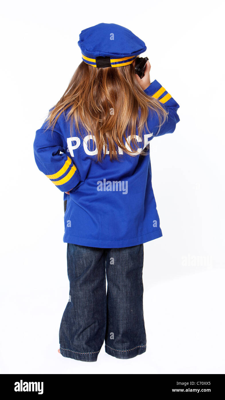 Giovane ragazza in costume di polizia da dietro Foto Stock