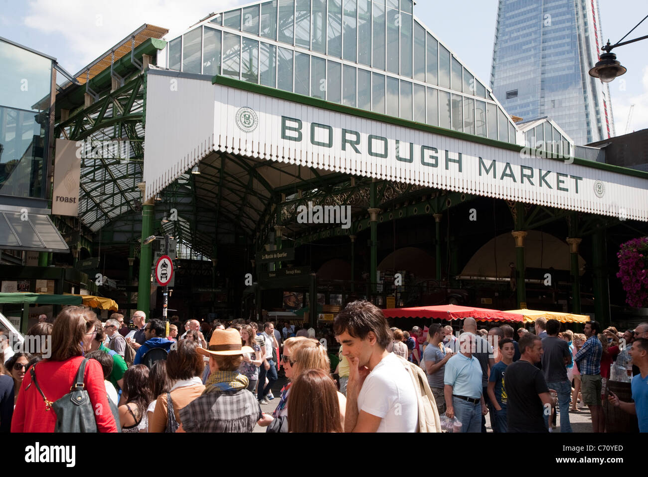 La folla al Mercato di Borough, London, England, Regno Unito Foto Stock