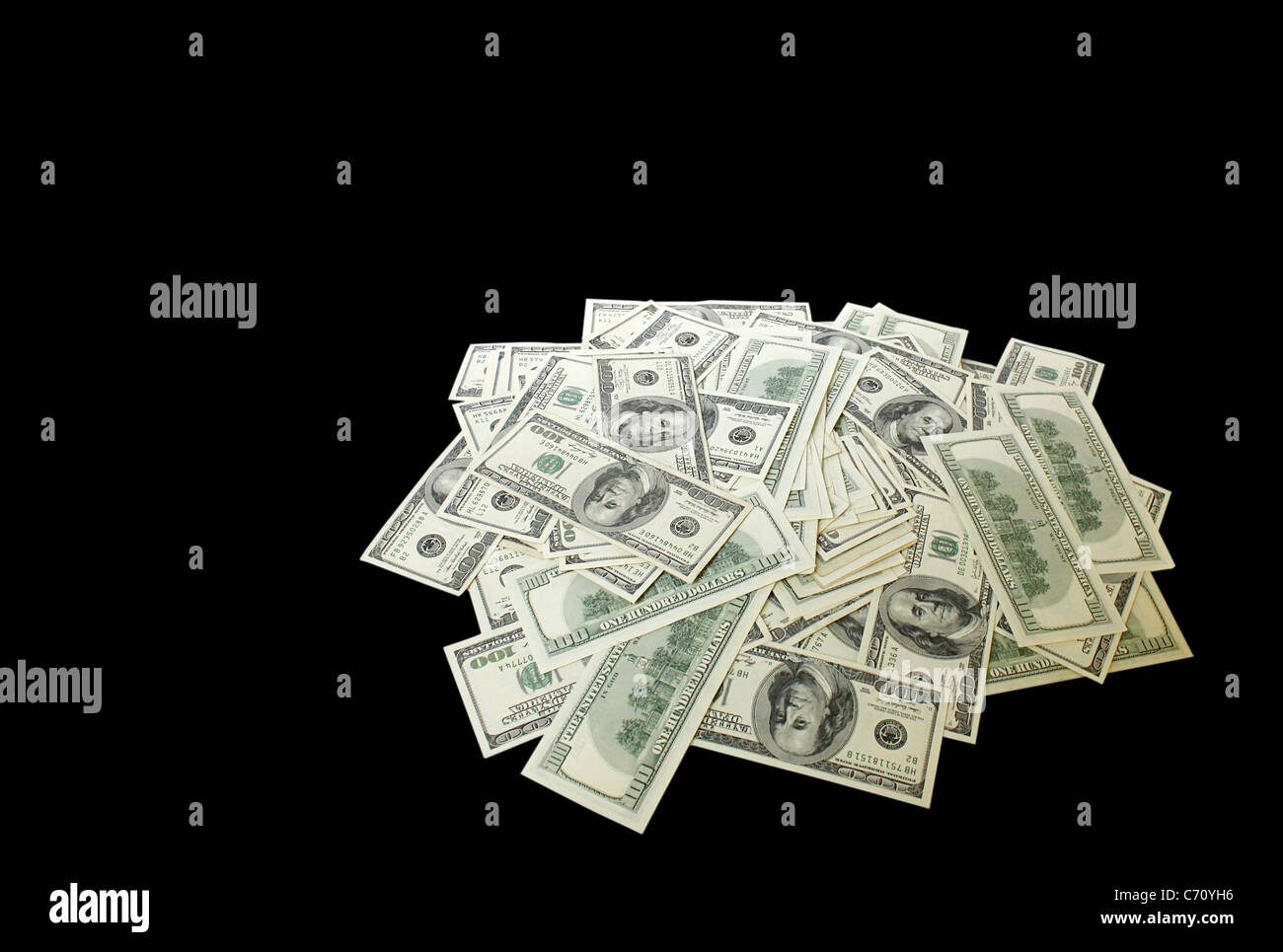 Cumulo di dollari sul nero Foto Stock