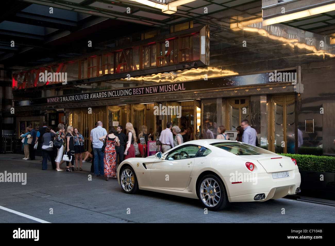 Savoy Theatre con una Ferrari auto; Londra, England, Regno Unito Foto Stock