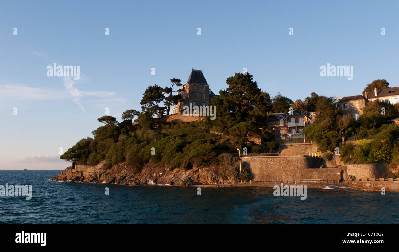 Villa Saint Germain (sinistra), Pointe du Moulinet, Dinard, Ille-et-Vilaine Bretagna, Francia Foto Stock