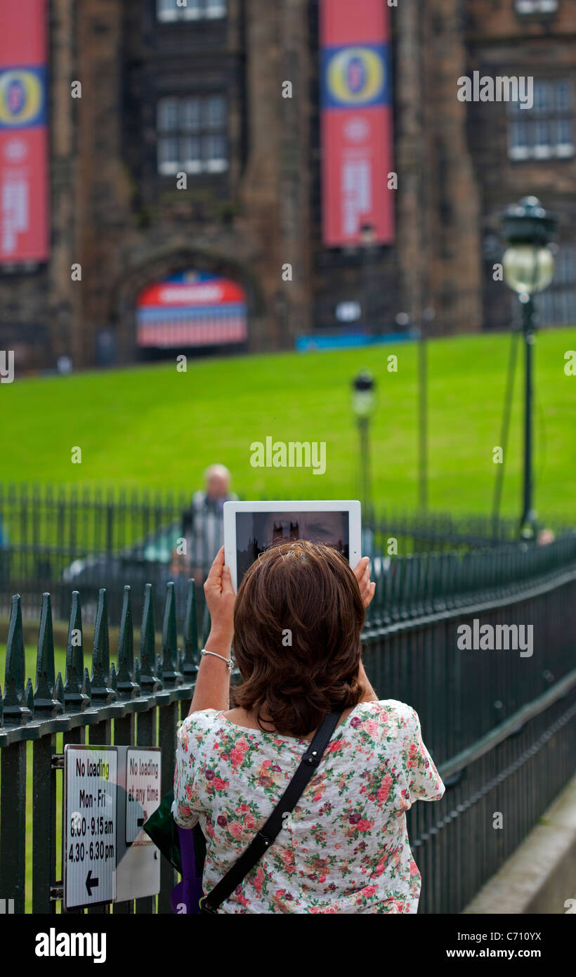 Donna prendendo fotografie con una pastiglia Edimburgo Scozia UK Europa Foto Stock