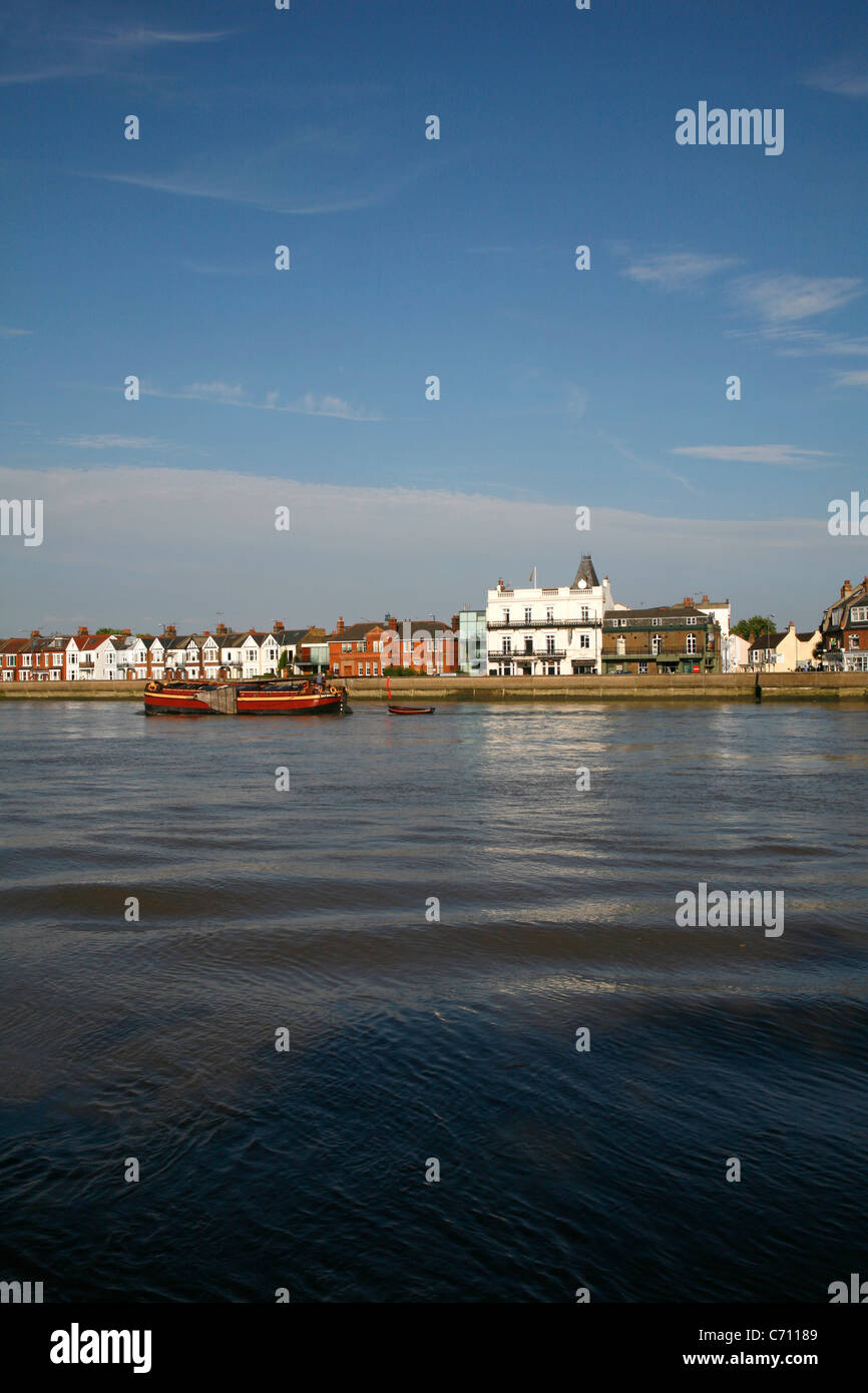 Vista sul Fiume Tamigi alla testa del torello pub, Barnes, London, Regno Unito Foto Stock