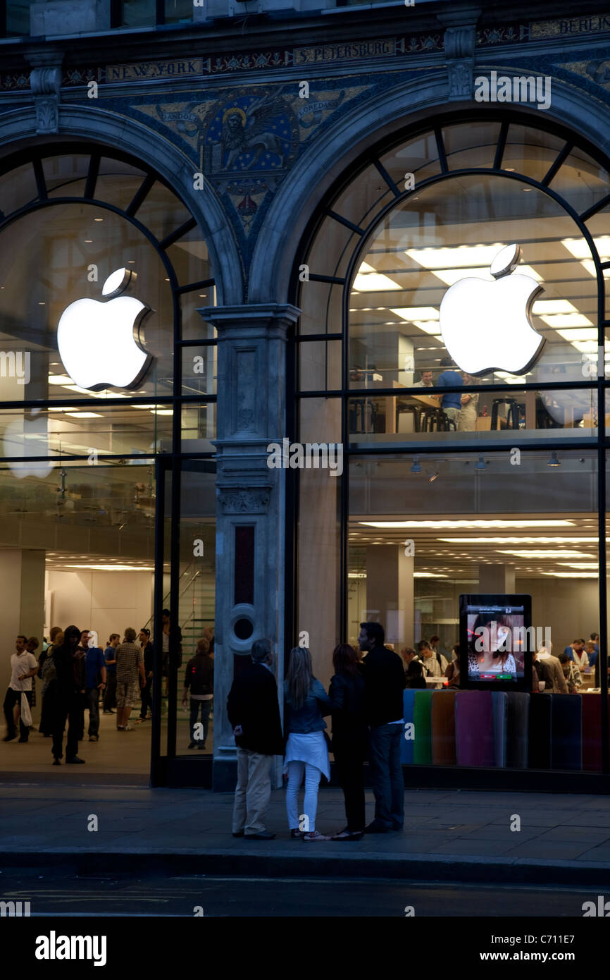 Apple Store illuminata di notte, Regent Street, Londra, Inghilterra, Regno Unito Foto Stock