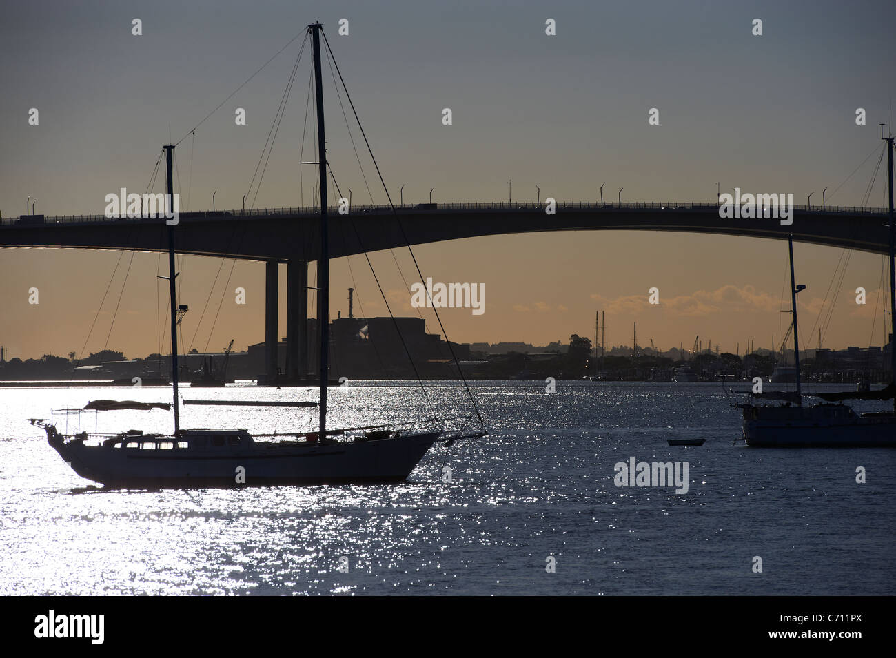 Yacht e ponte Gateway Brisbane stagliano dal sunrise Foto Stock