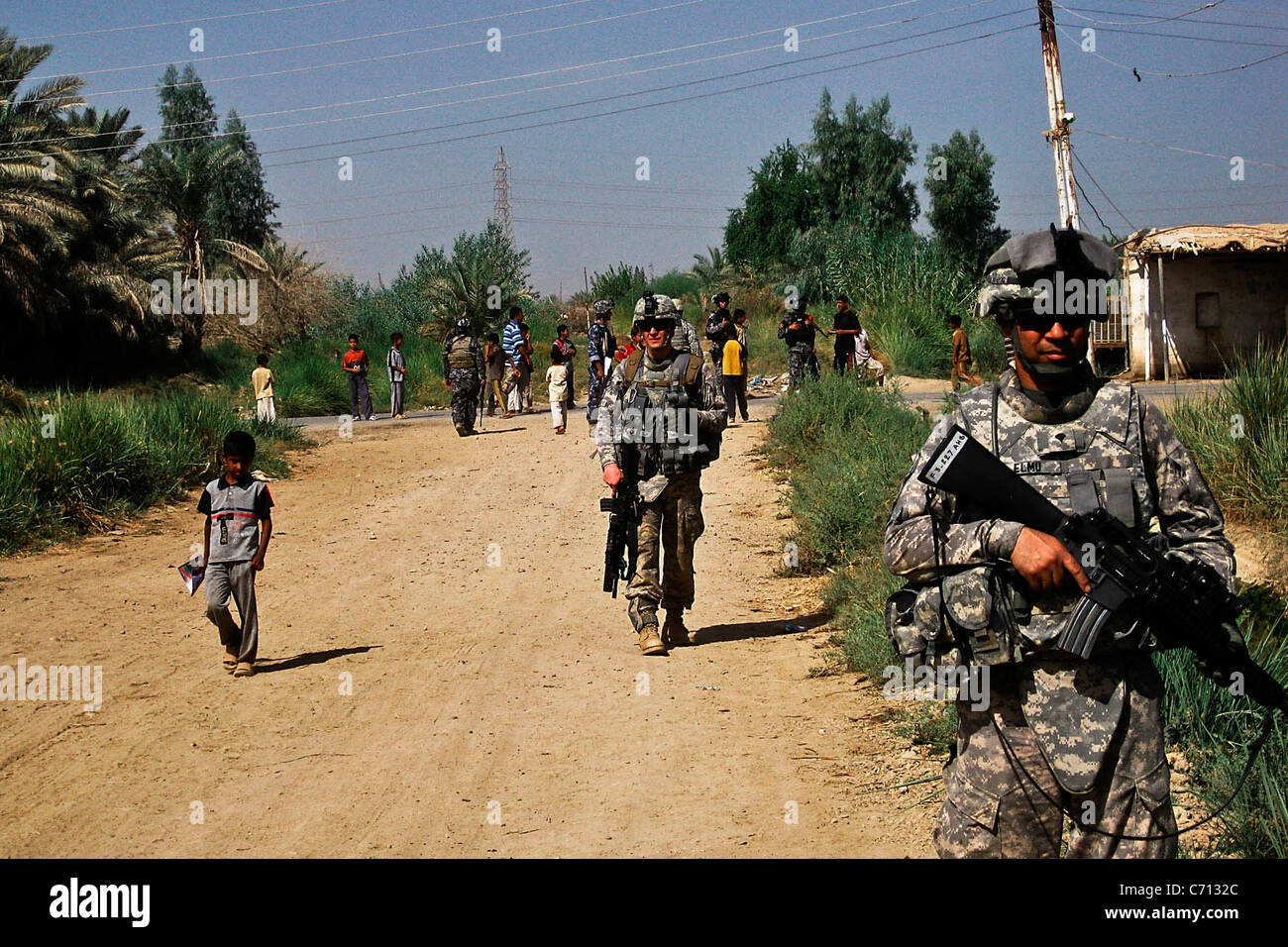 Spc. Elmountassir Mohamed (destra), da Boston, un linguista/traduttore in società F, 3° Battaglione, 227th reggimento di aviazione, 1° Brigata di cavalleria, 1a divisione di cavalleria, Division-Baghdad multinazionali e SPC. Brian Rogers (sinistra), da Clearmont Fla., un granatiere, anche di Co. F, condurre una pattuglia di presenza di una piccola città vicino a Camp Taji, Iraq, Sett. 18. Foto Stock