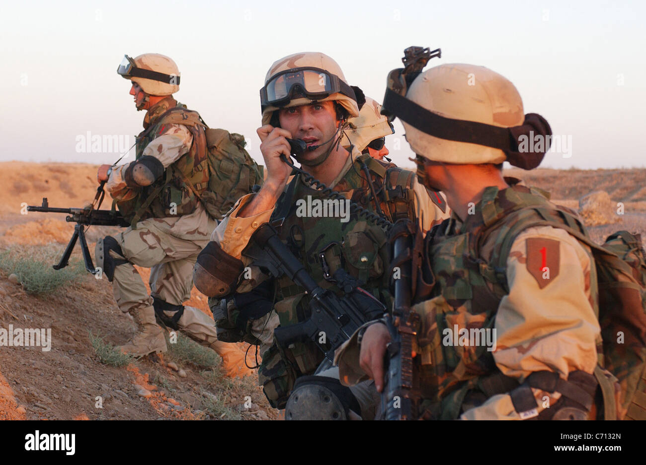 Air Force lt. Eric stoutenberg, con il 2° Brigata truppa di ricognizione, chiamate in elicotteri per estrarre il suo team dopo il completamento di un Quick Response force ricerca e sequestro la missione in Iraq il 26 giugno 2004. Il quick response force risponde ad azione immediata situazioni come indirizzato da tactical operations center commander. dod foto di tech. sgt. scott reed, US Air Force. (Rilasciato) Foto Stock