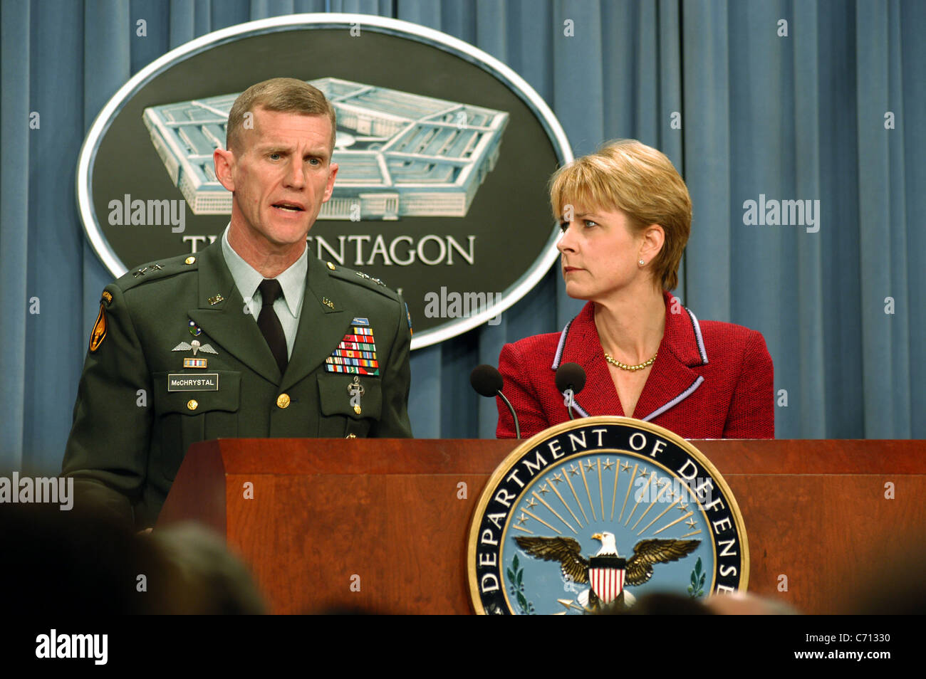 Maj. gen. Stanley a. mcchrystal, l'esercito degli Stati Uniti, risposte un reporter la questione durante un pentagono conferenza stampa del 24 marzo 2003. mcchrystal e assistente del segretario della difesa per gli affari pubblici victoria clarke reporter informato sui progressi di Operazione Iraqi Freedom, che è la coalizione multinazionale sforzo per liberare il popolo iracheno, eliminare in iraq le armi di distruzione di massa e la fine del regime di Saddam Hussein. dod foto di r.d. Ward. (Rilasciato) Foto Stock