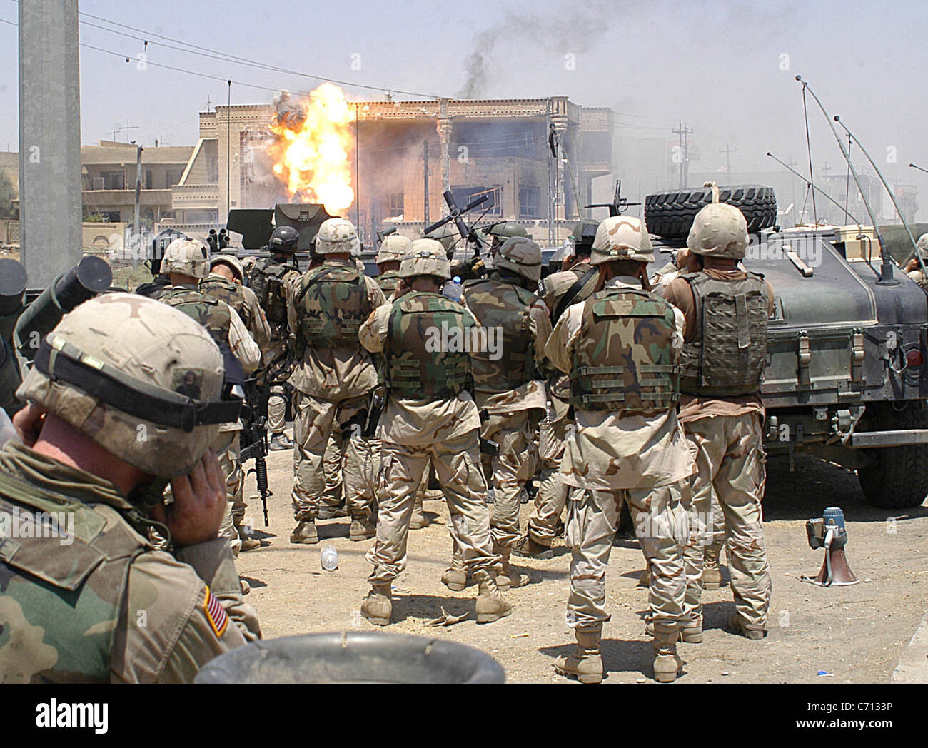 Erutta fiamme da un edificio colpito con un tow missile lanciato dai soldati dell'esercito 101st Airborne Division (air assault) il 21 luglio 2003, a Mosul, Iraq. saddam hussein i figli di Qusay e Uday sono stati uccisi in una pistola di battaglia come hanno resistito gli sforzi compiuti dalle forze della coalizione a catturarne e detenerle. dod foto di spc. Robert woodward, l'esercito degli Stati Uniti. (Rilasciato) Foto Stock