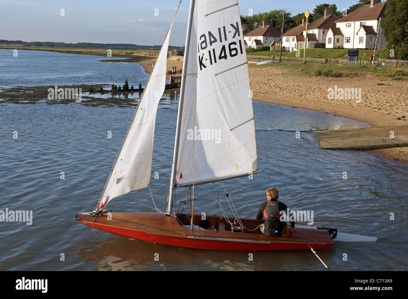Barca a vela, fiume Deben, Bawdsey traghetto, Suffolk, Regno Unito. Foto Stock