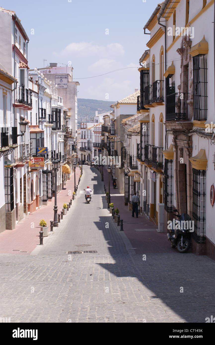 Una strada IN OLVERA Andalusia Spagna all ora della siesta Foto Stock