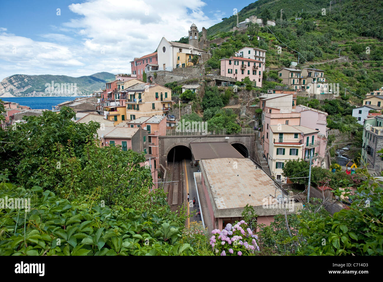 Stazione ferroviaria a villaggio di pescatori Vernazza, Parco Nazionale Cinque Terre, sito Patrimonio Mondiale dell'Unesco, la Liguria di Levante, Italia, mare Mediterraneo, Europa Foto Stock