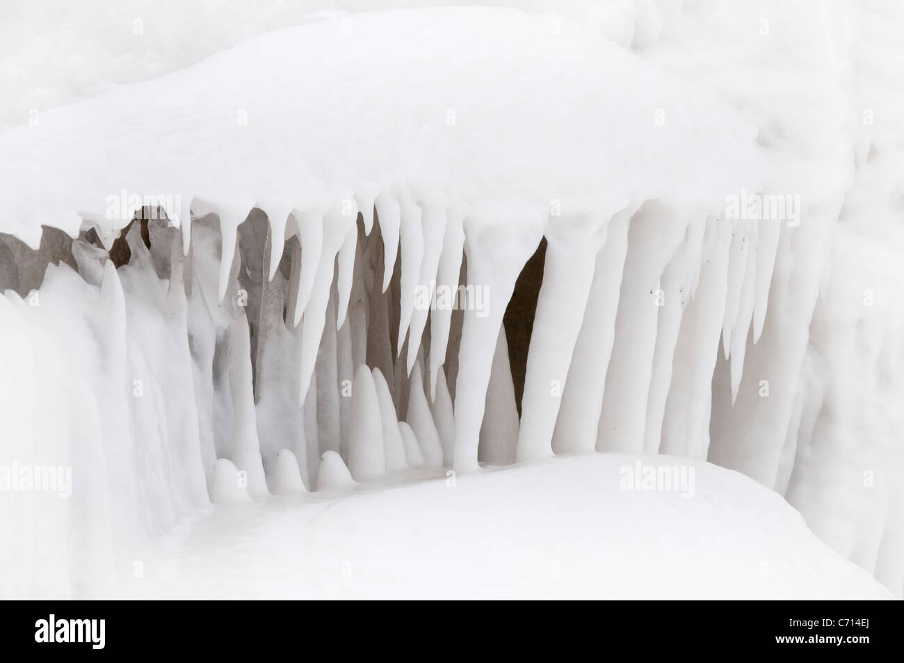 Ganasce di inverno concetto creato da naturalmente il ghiaccio accumulato su un lago. Foto Stock
