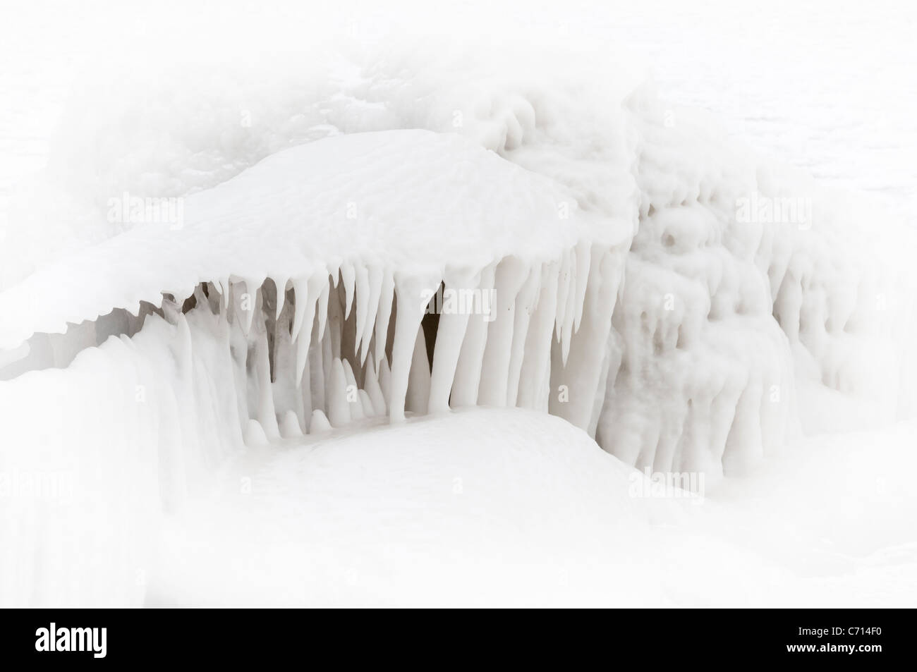 Il ghiaccio si forma attorno un frangiflutti sulle rive del Lago Erie, Ontario Foto Stock