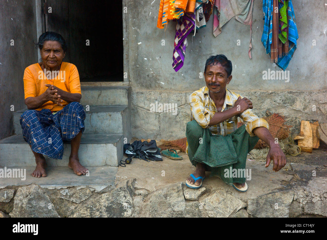Famiglie indiano rilassarsi di fronte delle loro case in Quilon, Kerala. Foto Stock