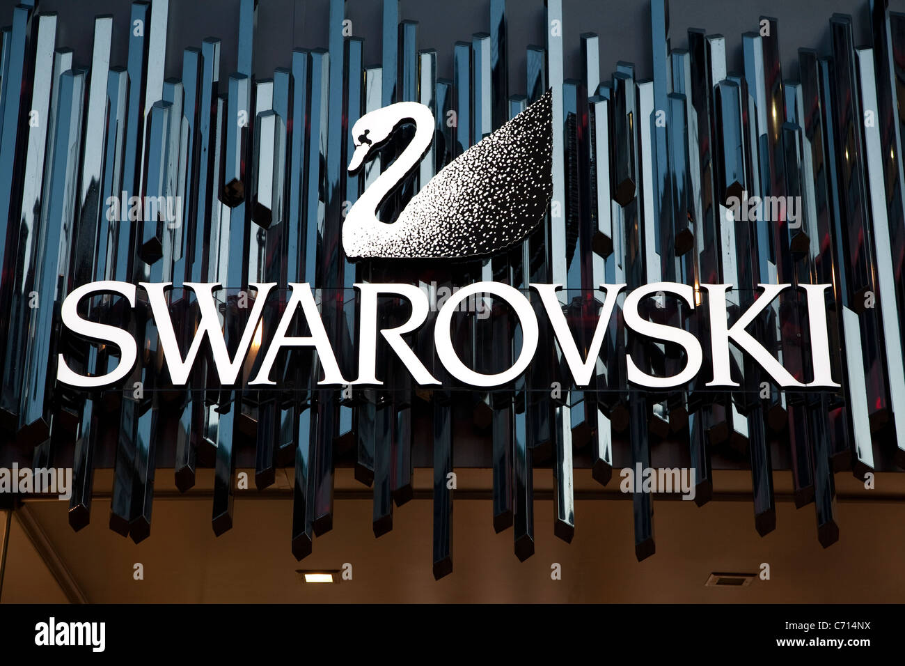 Swarovski Logo sul negozio di fronte a Oxford Street e il West End di Londra, Inghilterra, Regno Unito Foto Stock