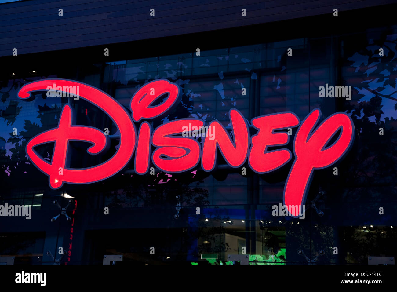 Disney Logo sul negozio di fronte a Oxford Street e il West End di Londra, Inghilterra, Regno Unito Foto Stock